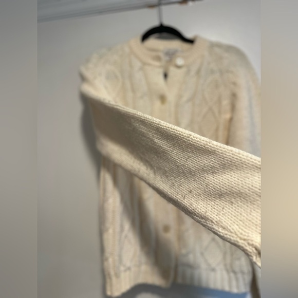 Vintage 60s Woman’s Cream Cable Knit Long Sleeve Button Closure Cardigan. - Picture 8 of 10